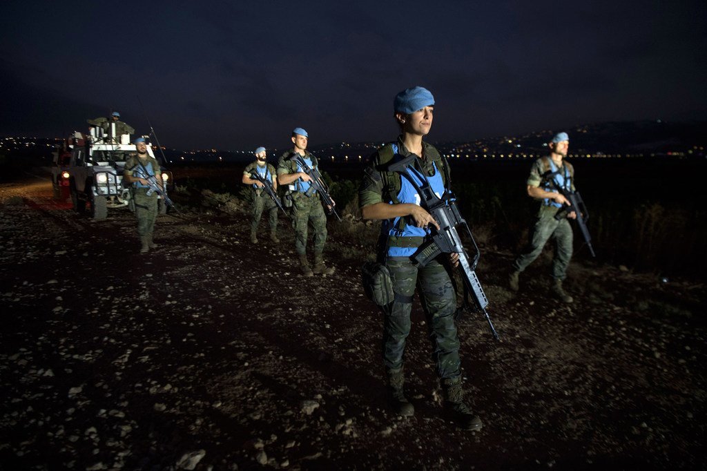 Les soldats de la paix espagnols de la FINUL effectuent une patrouille à pied en soirée le long de la Ligne bleue, au sud du Liban.
